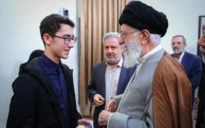 La rencontre de l'Imam Khamenei avec le joueur d'échecs qui a refusé de jouer contre le régime sioniste