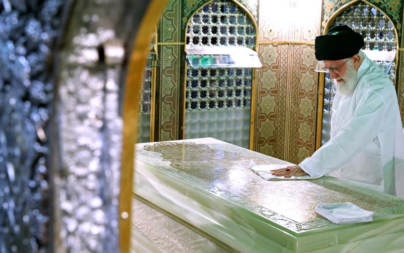 Le sanctuaire de l'Imam Réza (AS) a été nettoyé en présence du Guide suprême de la révolution islamique