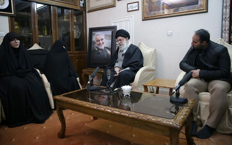 Photos : Le Guide suprême a rendu visite à la famille du Général martyr Qassem Soleimani
