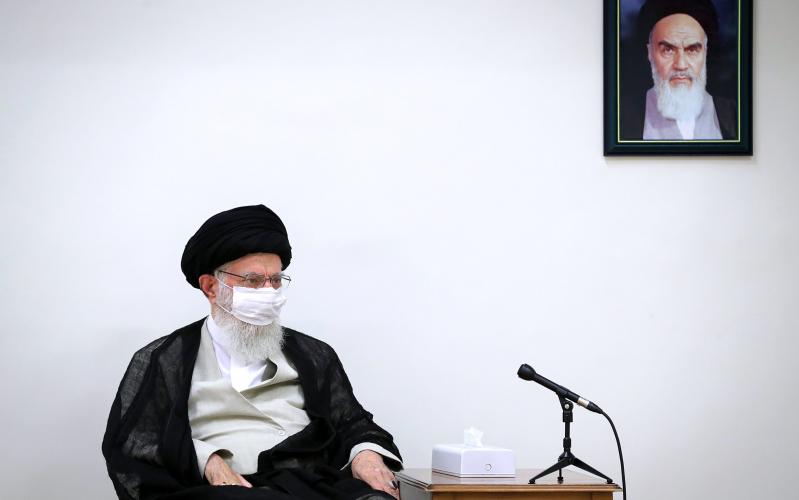 Photo : L'Ayatollah Khamenei porte un masque dans les réunions de travail