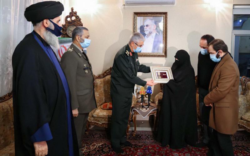 Médaille de l'Ordre de Nasr de première classe attribuée au scientifique Mohsen Fakhrizadeh par l'imam Khamenei