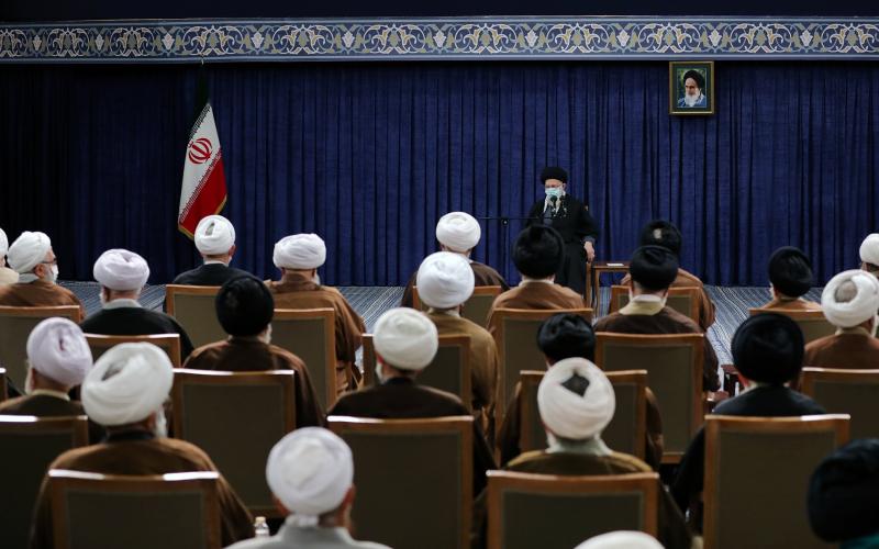 Photo : Rencontre du chef et des membres de l'Assemblée des Experts avec le Guide suprême de la Révolution islamique.
