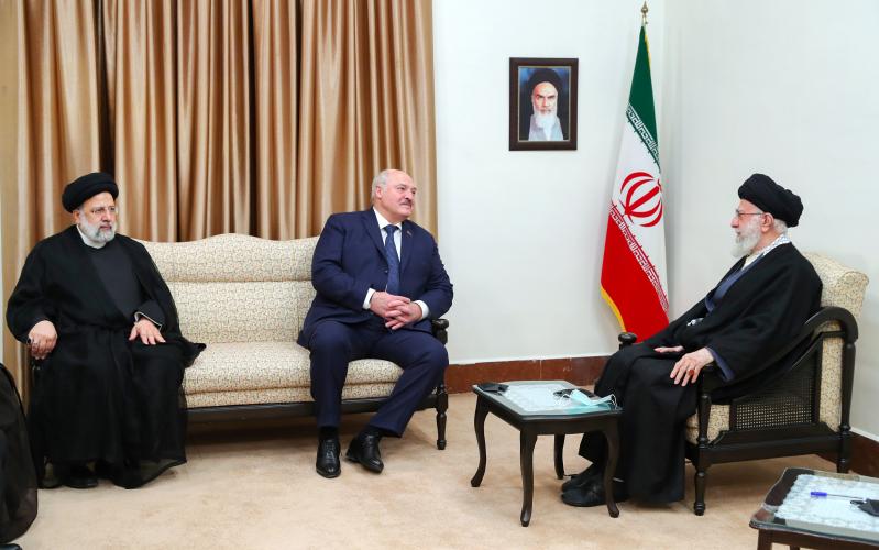 Photo : Rencontre du président biélorusse, Alexandre Loukachenko, et la délégation l'accompagnant à Téhéran avec le Guide suprême de la Révolution islamique