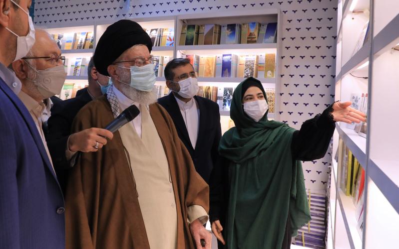 L'imam Khamenei a visité la Foire internationale du livre de Téhéran