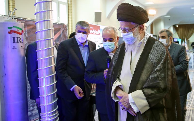 L'imam Khamenei a visité une exposition sur les réalisations de l'industrie nucléaire