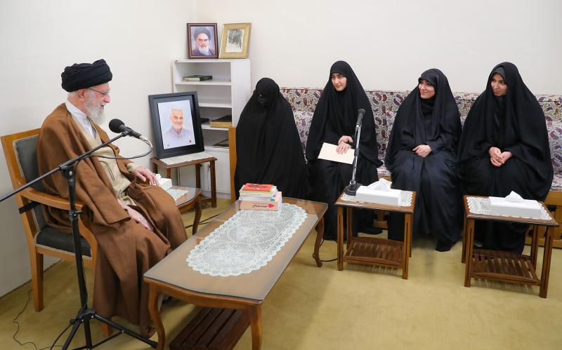 PHOTOS : Rencontre de la famille du martyr Général Soleimani avec le Guide suprême de la Révolution islamique