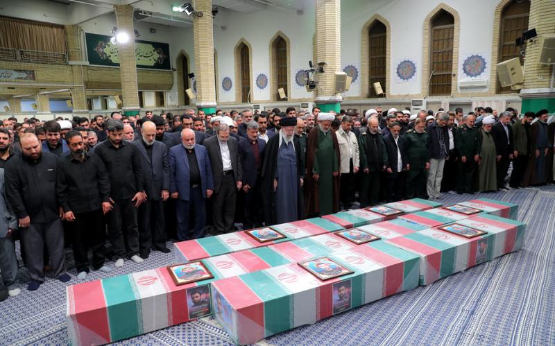 Prière mortuaire accomplie par le Guide suprême pour les sept martyrs de l'attaque d'Israël au consulat d'Iran à Damas